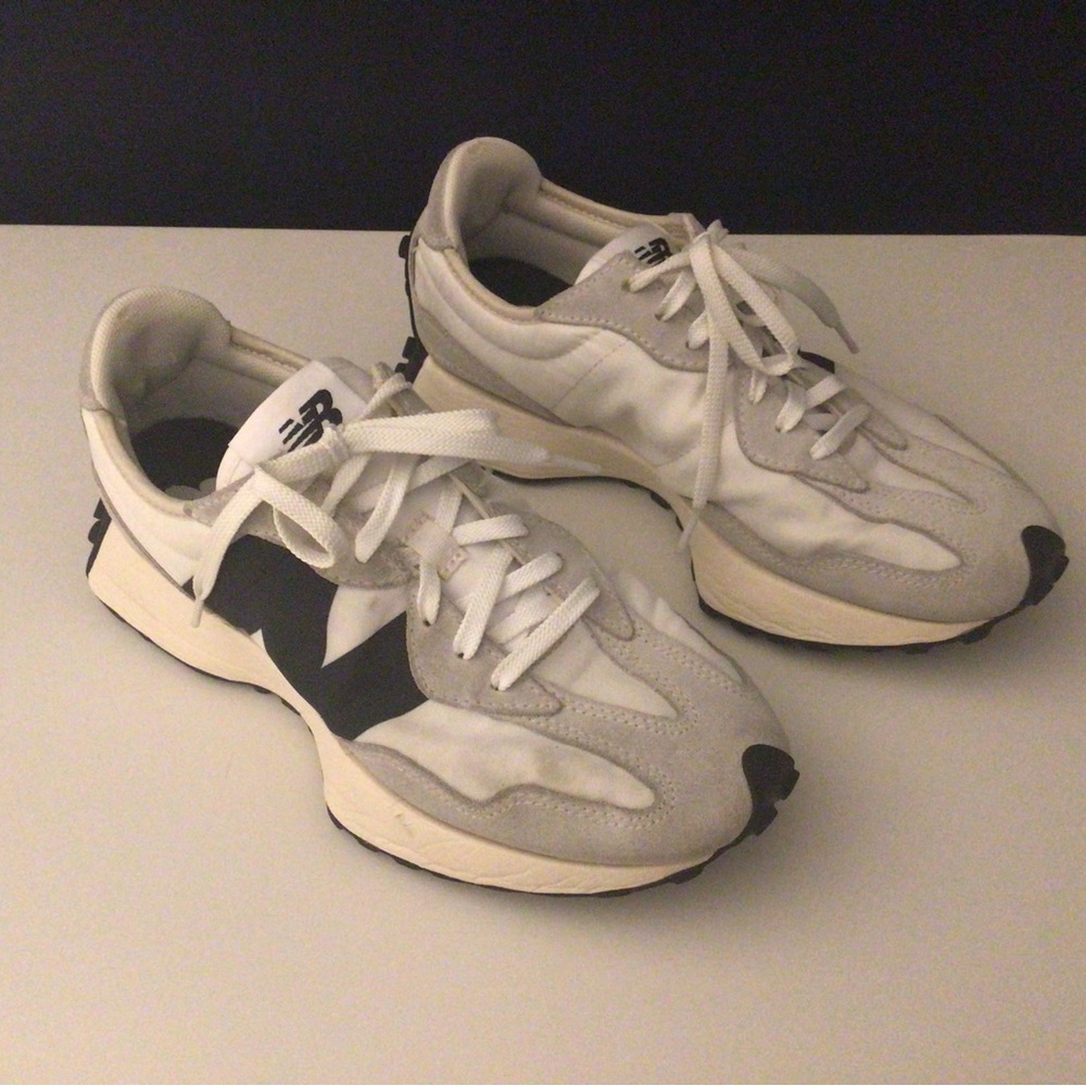 Women’s New Balance Lifestyle Sneakers Size 7.5. White/Black. VG condition.